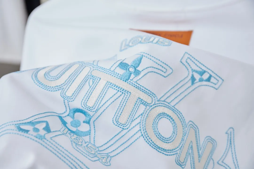 🅿️180 1V 25SS early spring new style Short sleeves with embroidered LV letters Light luxury Essential item for daily commuting for men and women Correct version Welcome to compare Detailed features · 320g 100% pure cotton double yarn jersey fabric · Special thickened 32 pieces of double-strand 1X1 thread in the same vat custom dyeing · Imported Tajima machine embroidery with various craft letters · Double-needle stitching and cross-stitching technology · Original main mark, washable tag, brand moisture-proof paper packaging Color: black/white Size: S/M/L/XL